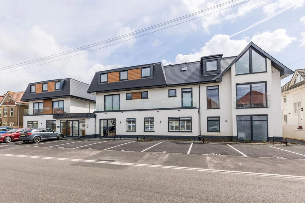 Modern 2bed Flat, Parking, Close to Beach & Shops