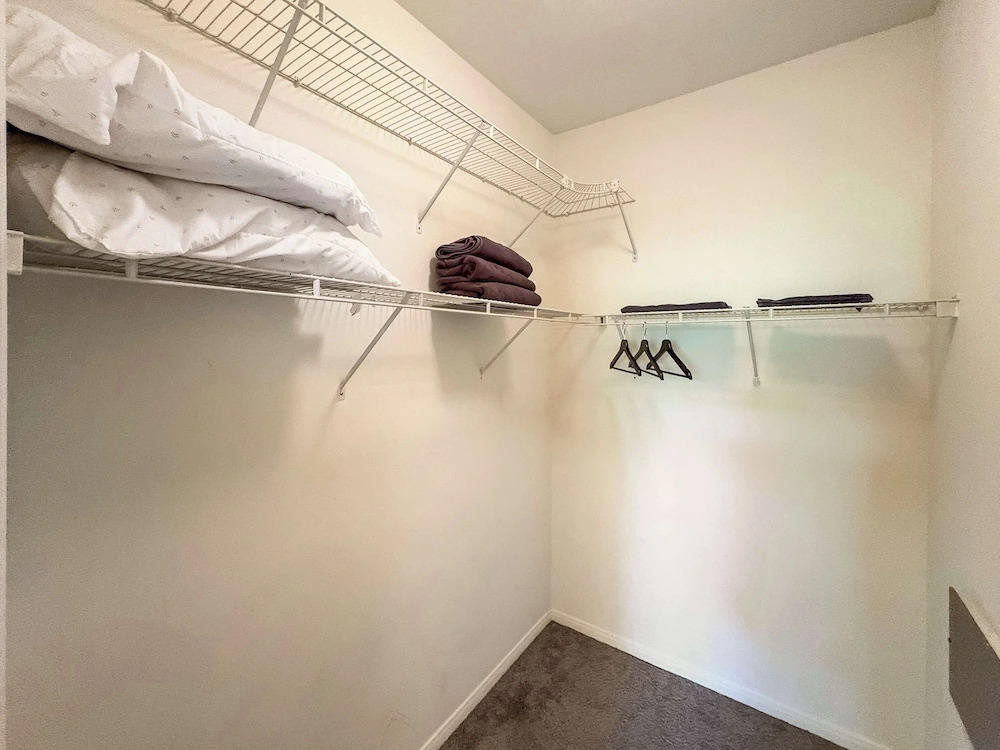 Charming 2BR Retreat Pool Gym 10min to Disneyland