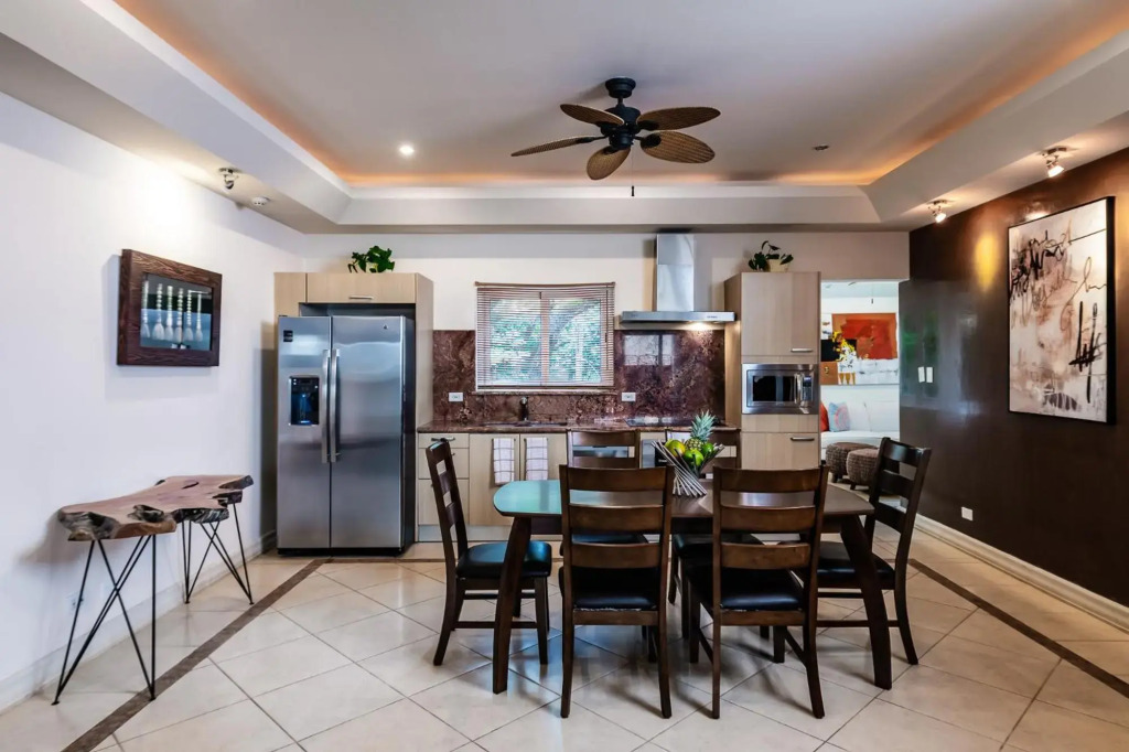 LUXURY 3BR appt, CENTER, 2 min to BEACH, hi-speed wifi