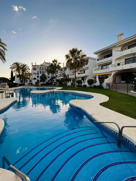 Renovated Apartment with Sea Views and Pool 6 min walk from Beach