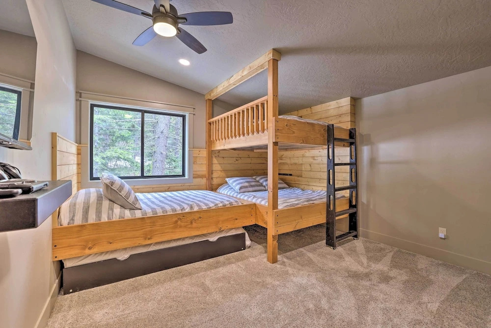Family-friendly Cabin: Pool Access, Bikes & Games