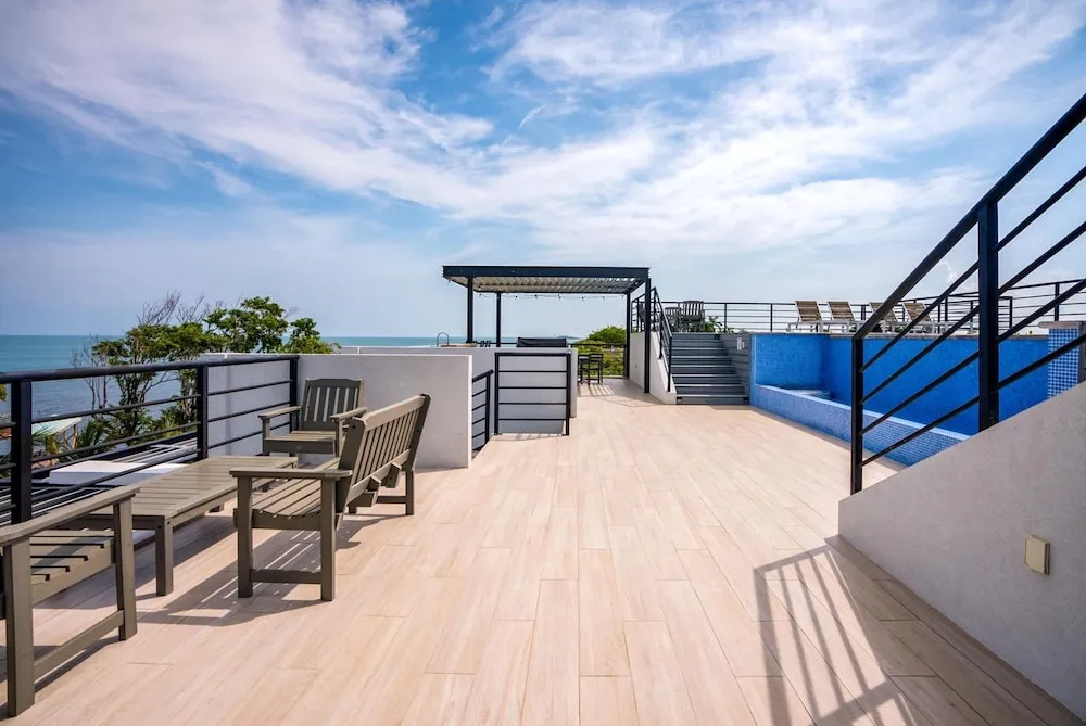 Sunset Gecko - Beachfront Condo Complex In Placencia Village