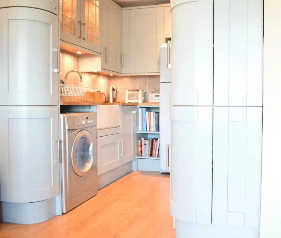 Newly Refurbished Thameside Apartment