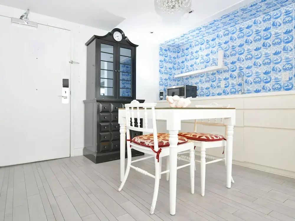 Suite 2 Rooms In a 5 Hotel #404. 2 Queen & King