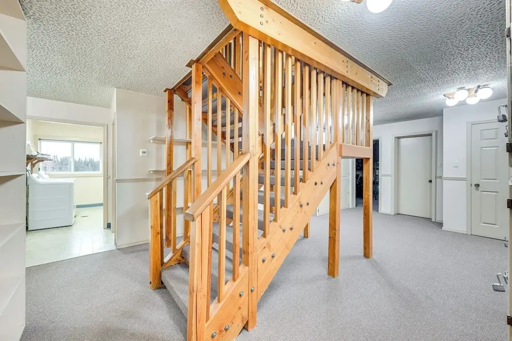 < 1 Mi to Kenai River: Spacious Cabin w/ Deck!