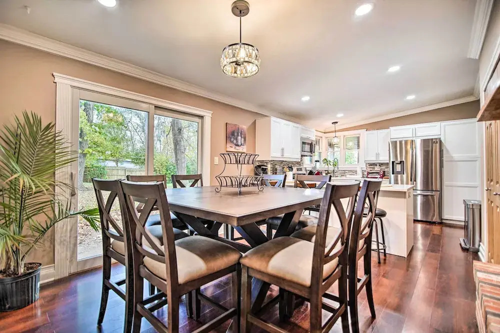 Fenced Yard: Fox River Grove Home, Dogs Welcome