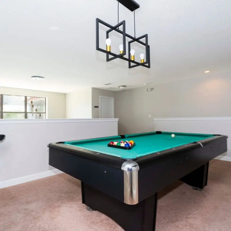 8950 Amazing 5BD Home With Pool
