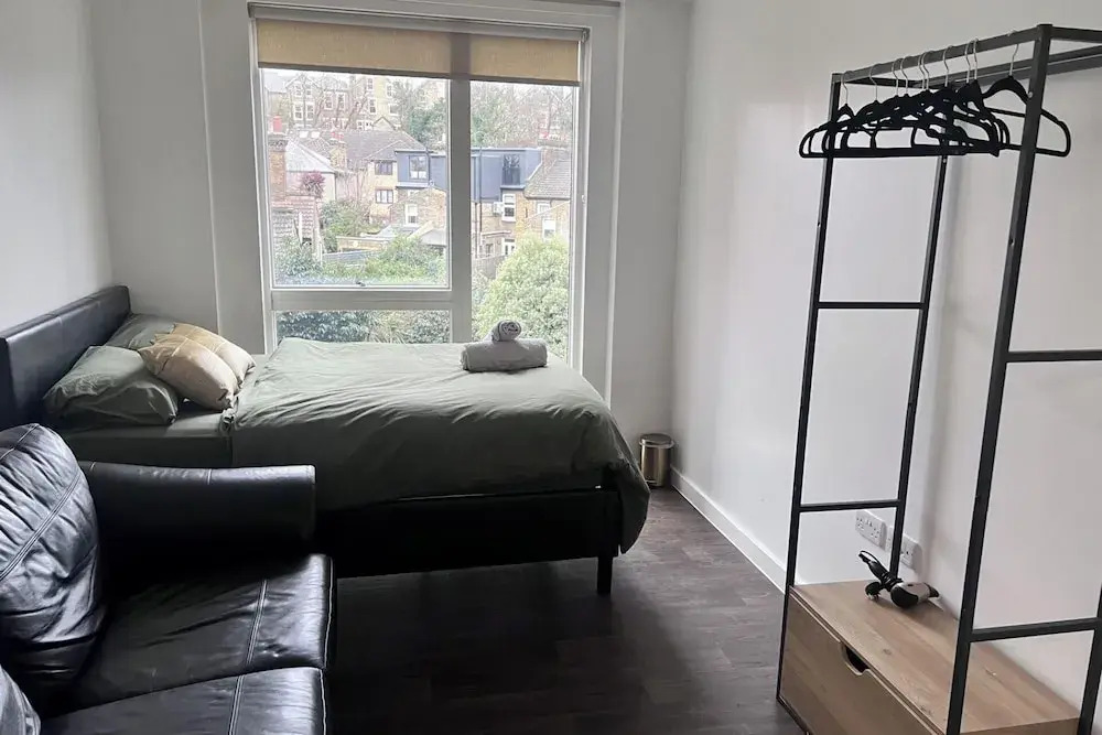Remarkable 1-bed Apartment in London With Balcony