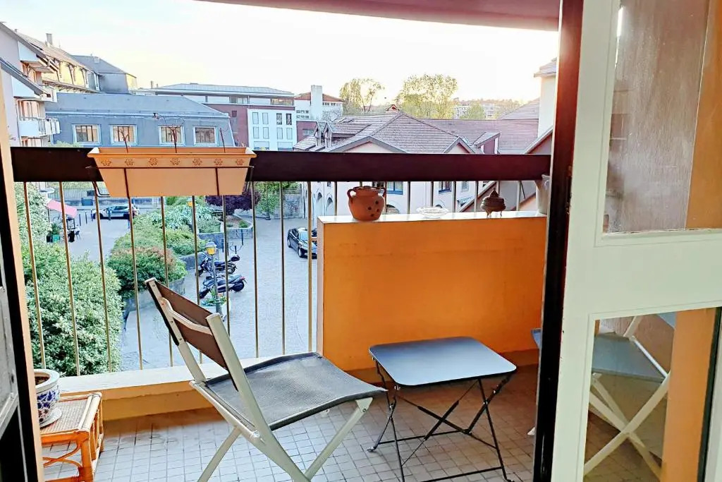 Nice 110m With Balcony In The Downtown