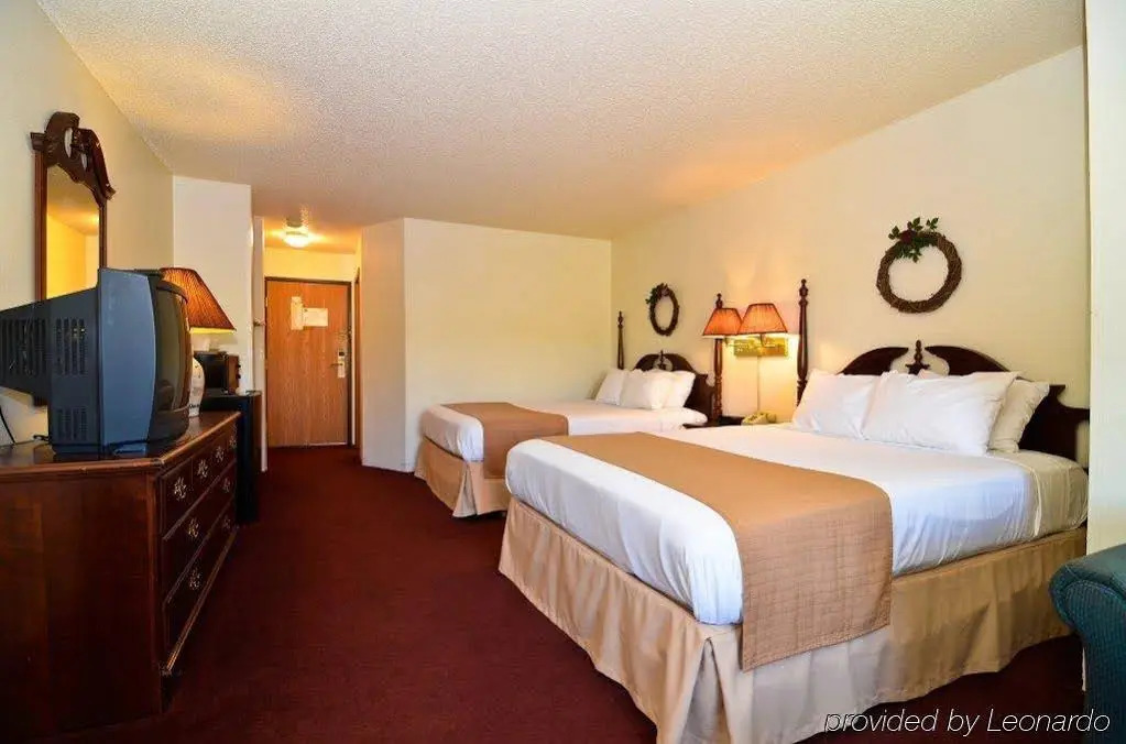 Super 8 Williamsburg/Amana Colonies Area