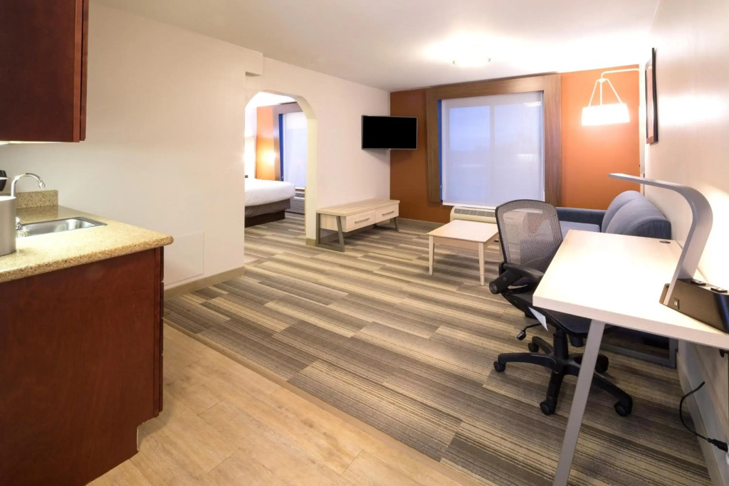 Holiday Inn Express Hotel & Suites Detroit-Utica by IHG