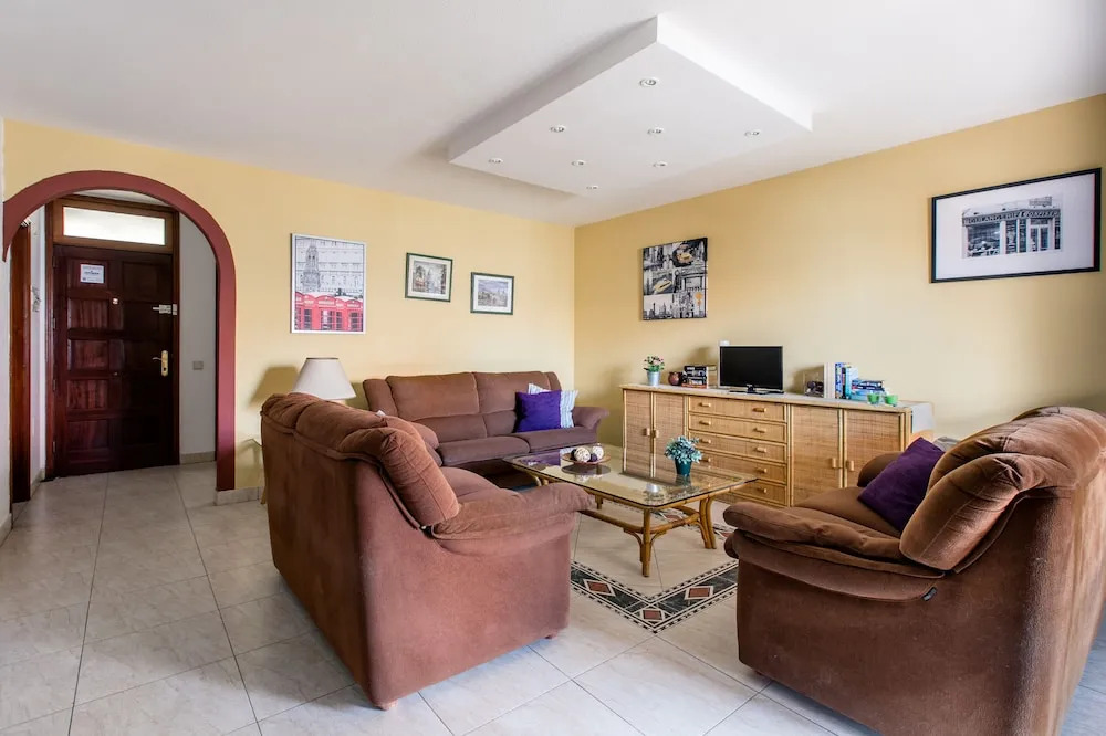 The Midpoint Apartment, Coastal Life Between the Two Beaches