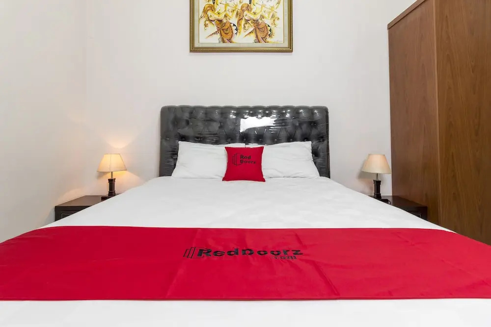 RedDoorz Plus near Riau Street 2