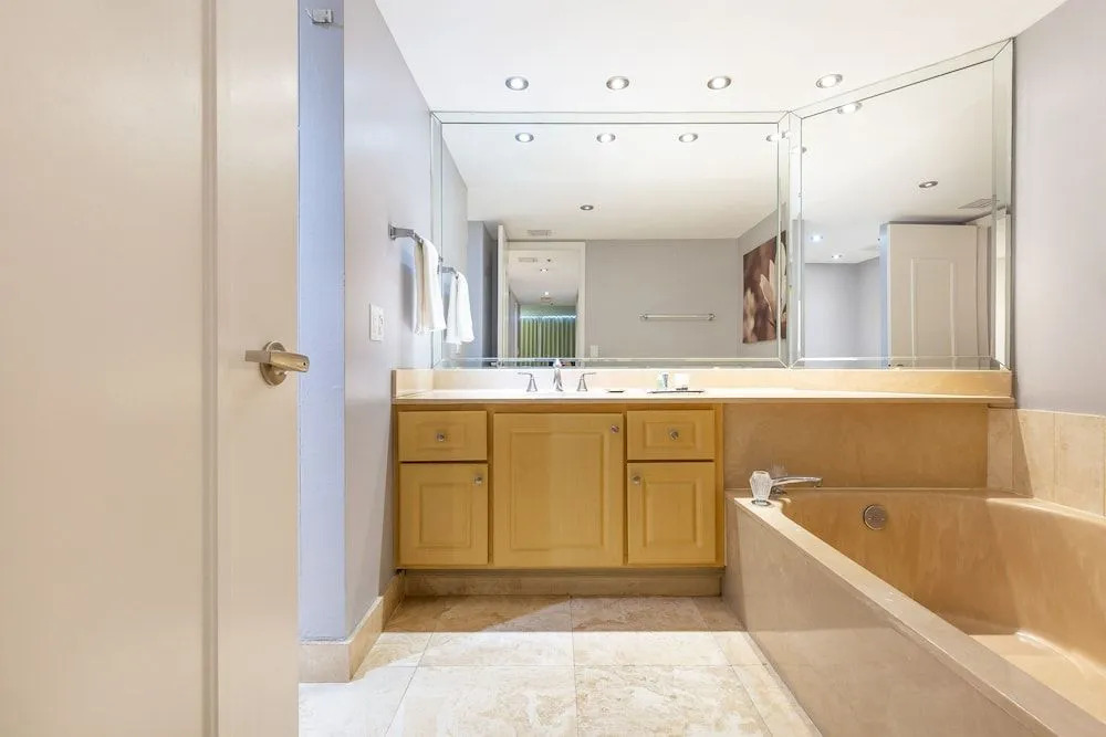 Sea-view Romantic Suite Minutes from the Beach