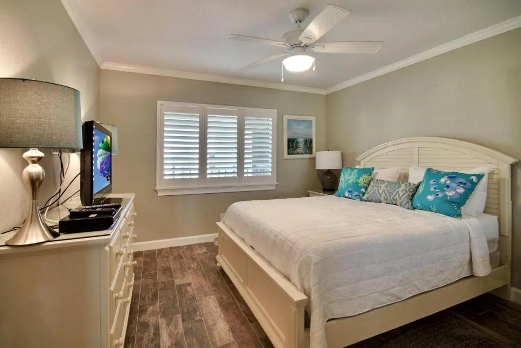 Land's End 10-402 Beach Front - Premier