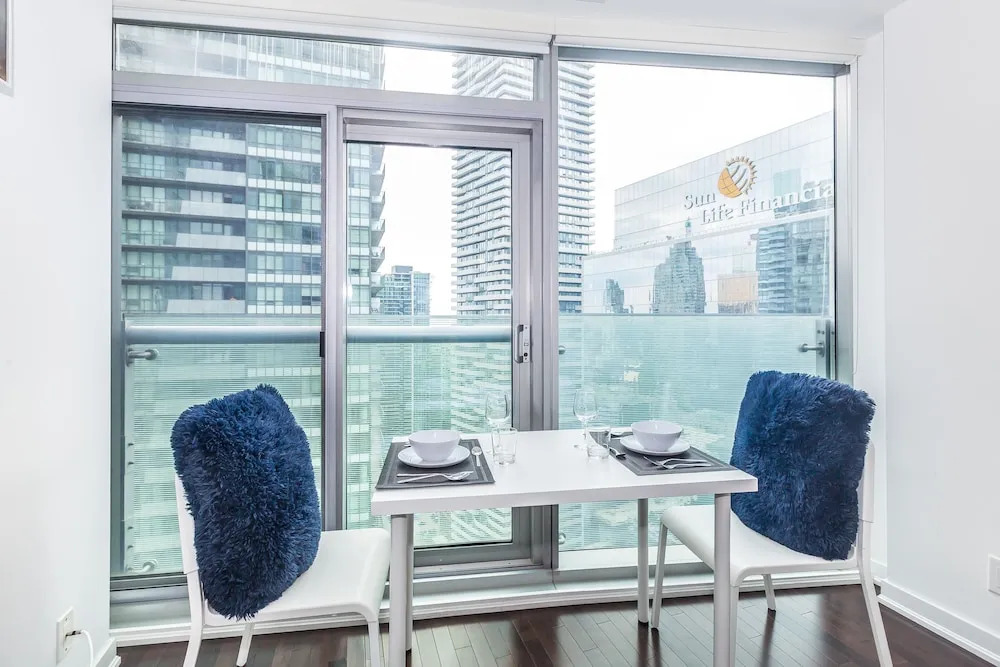 Couples Retreat @downtown With Lakeshore View