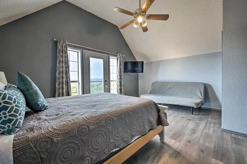 Scenic Hilltop Hideaway, Mins to River & Lake