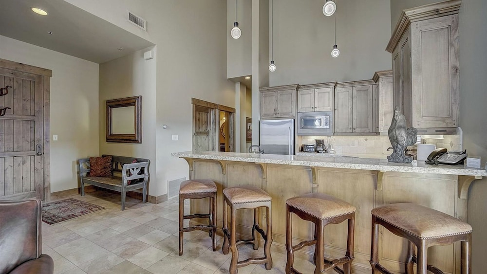 Mont Cervin 32 by AvantStay Ski In Ski Out Home in Silver Lake Village w Hot Tub