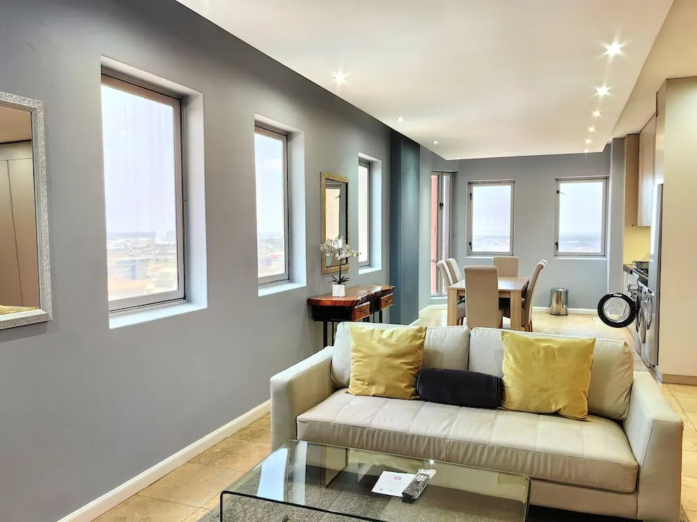 4 on Pritchard Luxury Suites