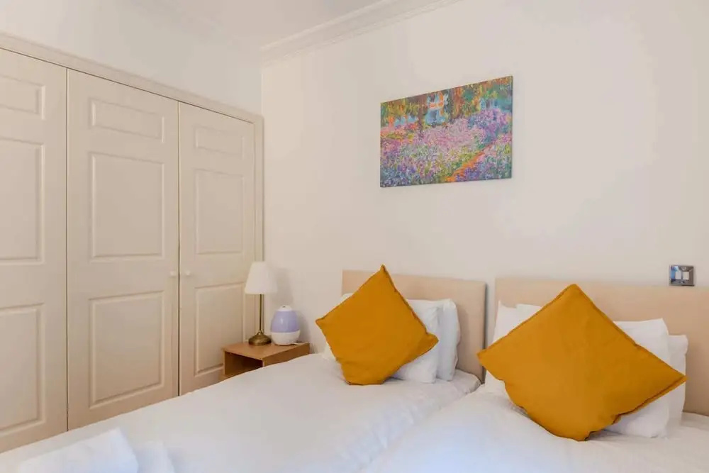 Central 2BR Home in Heart of Kensington, 4 Guests
