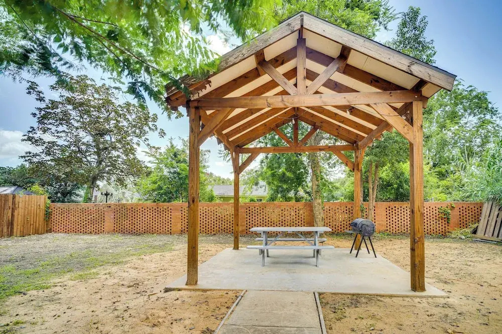 2 Mi to Downtown: Lake Charles Apartment