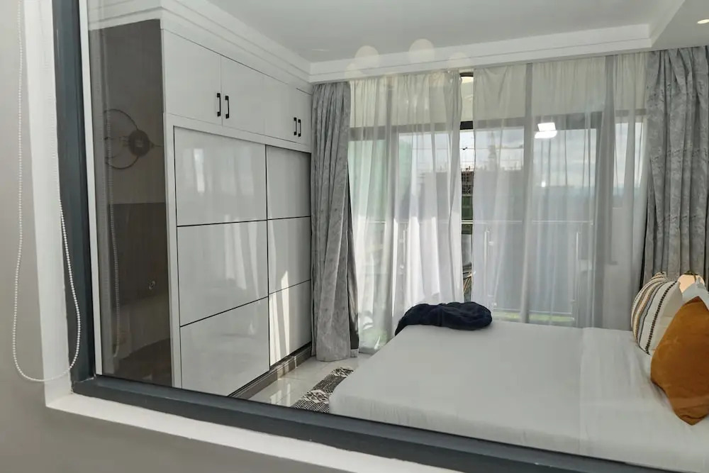 Breeze By Edmor Suites