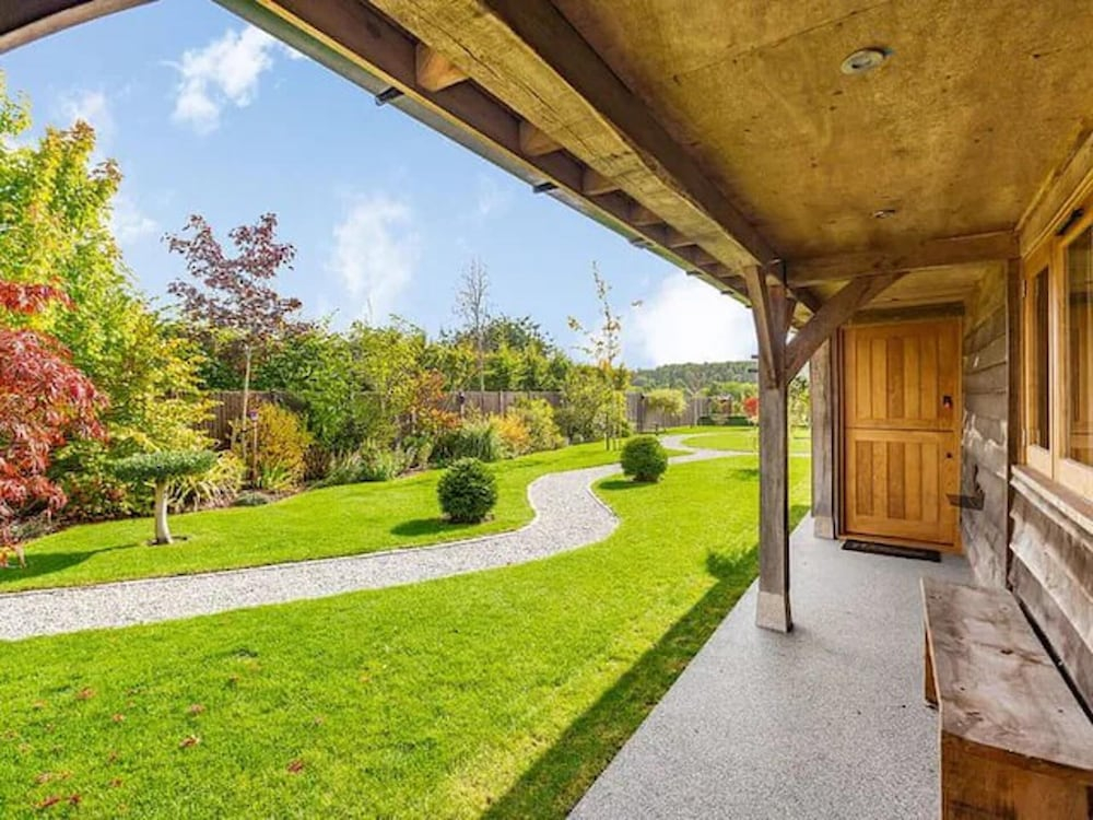Tranquil Elm Lodge Escape in Canterbury