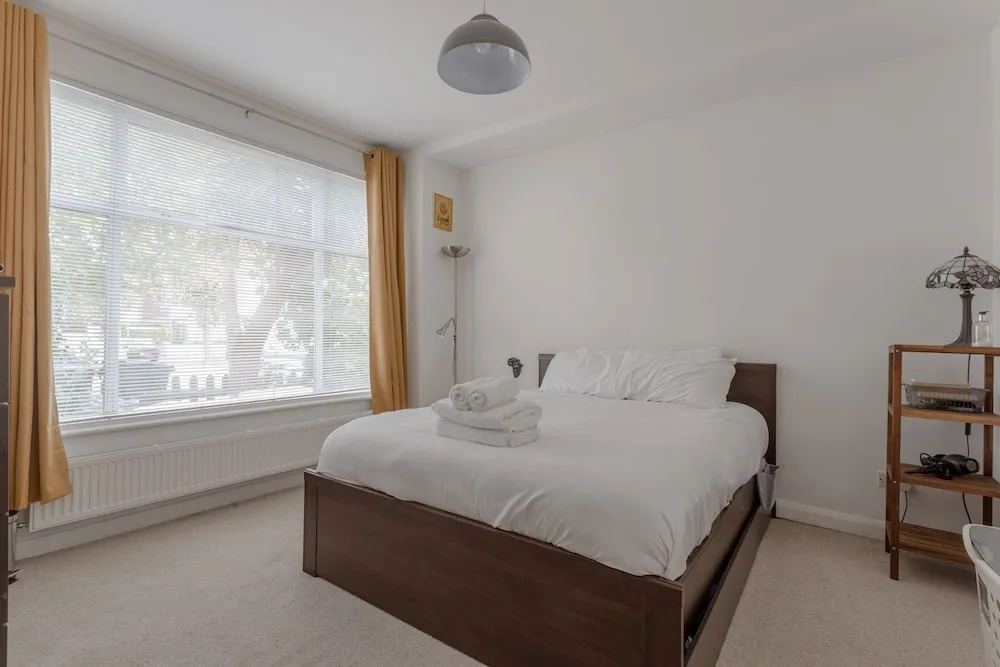 Bright Garden Flat In Wimbledon