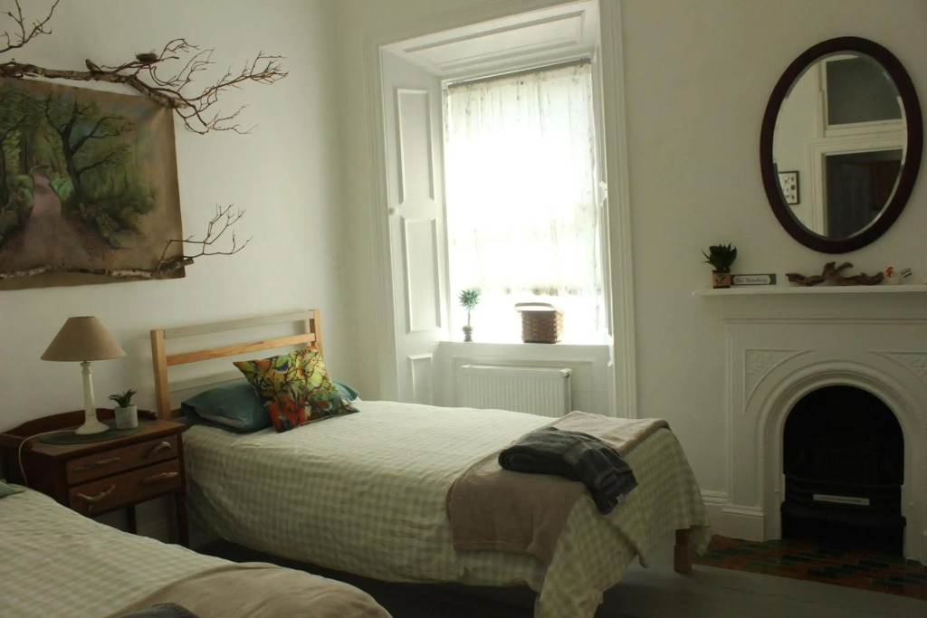 Johnston House: Historic Village Retreat