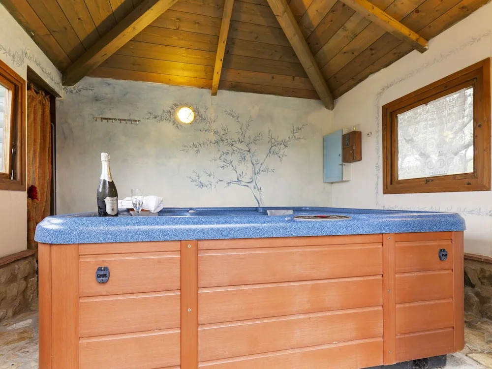 Refreshing Holiday Home in Casole D'elsa With Swimming Pool