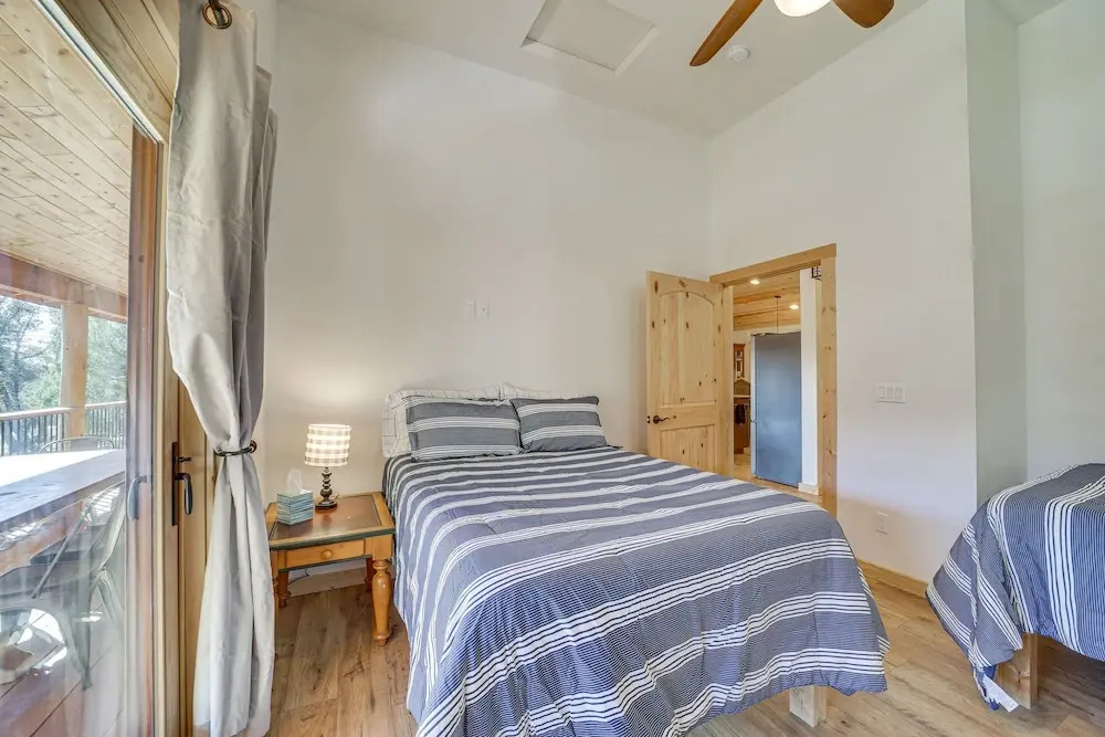 'lavender Lodge' Mountain-view Pine Cabin w/ Deck