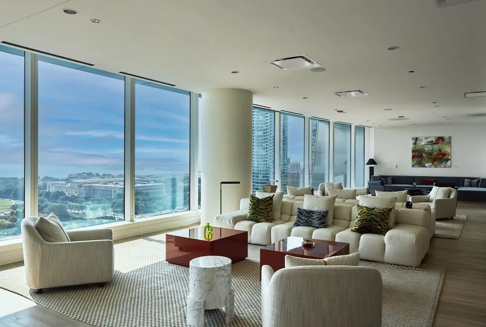 Lux Apts with Lake Views and Top Amenities