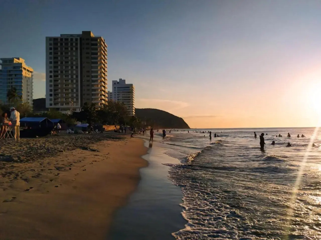 Rodadero Sur Santa Marta Edificio Aragoa a 150 metros del mar