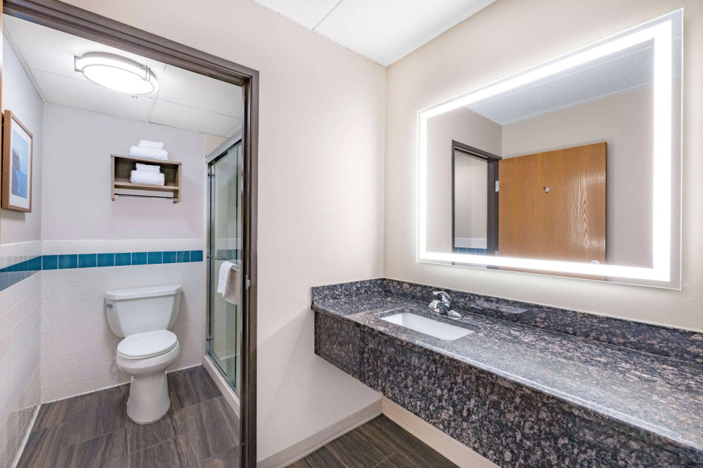 AmericInn by Wyndham Duluth South Proctor Black Woods Event Ctr