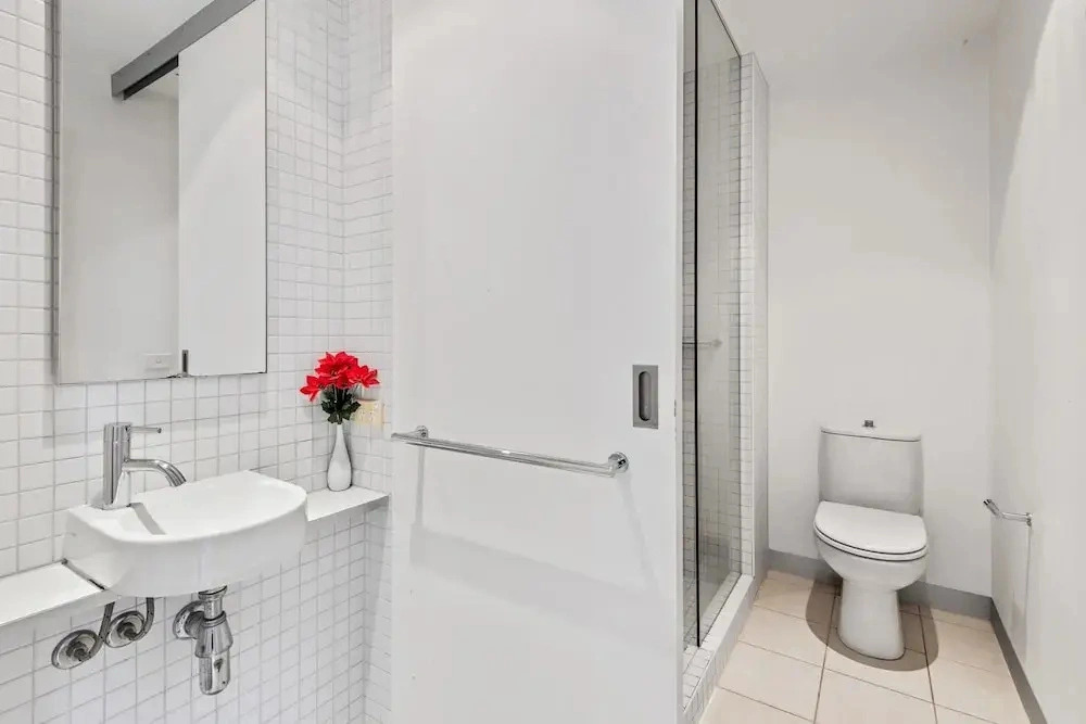 Central 1-bed Apartment With Secure Parking