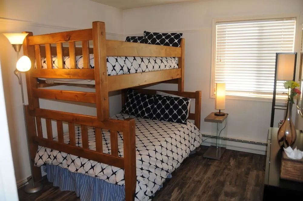 Park City Condo with 6 beds, 3 bedroom, 3 bath, 4 min to ski, 2 min to Sundance HQ