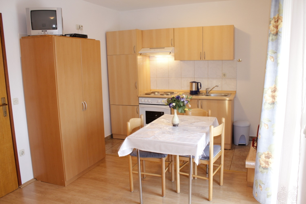 Apartment Ivan - 300 m from sea: SA5 Nin, Zadar riviera