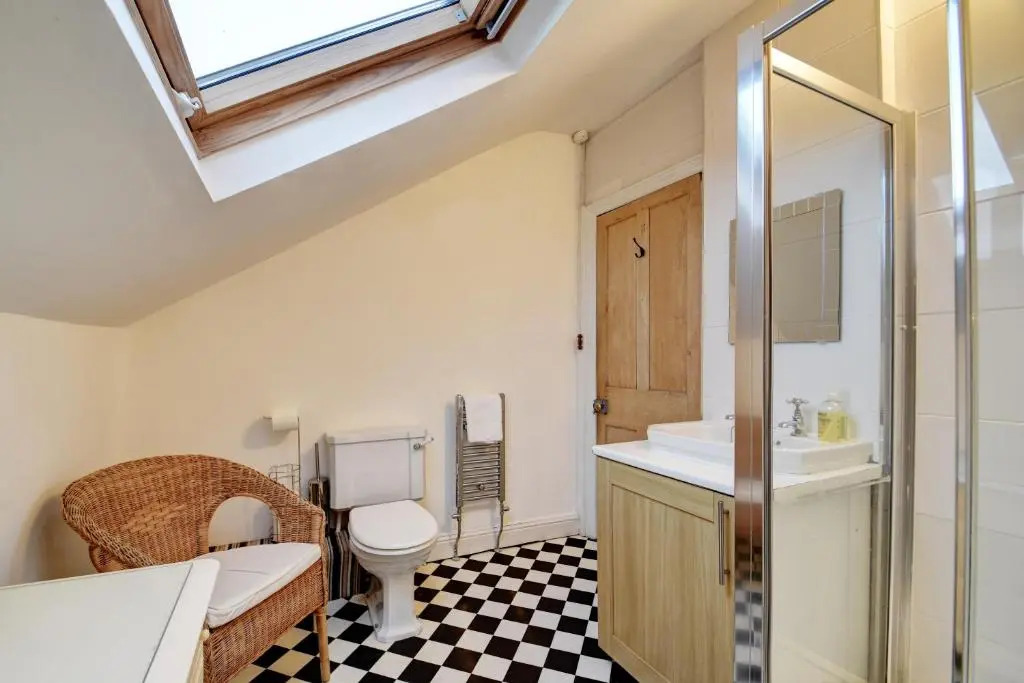 Spacious Victorian Townhouse near HCC with off street parking