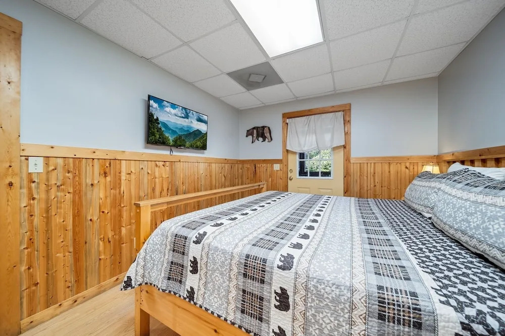 Er299 - Possum Hollow 4 Bedroom Cabin by RedAwning