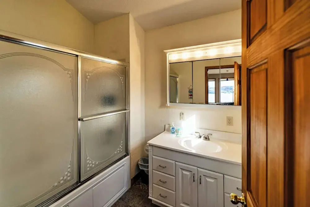 Redbud Retreat Amenity-filled Waterfront Home!