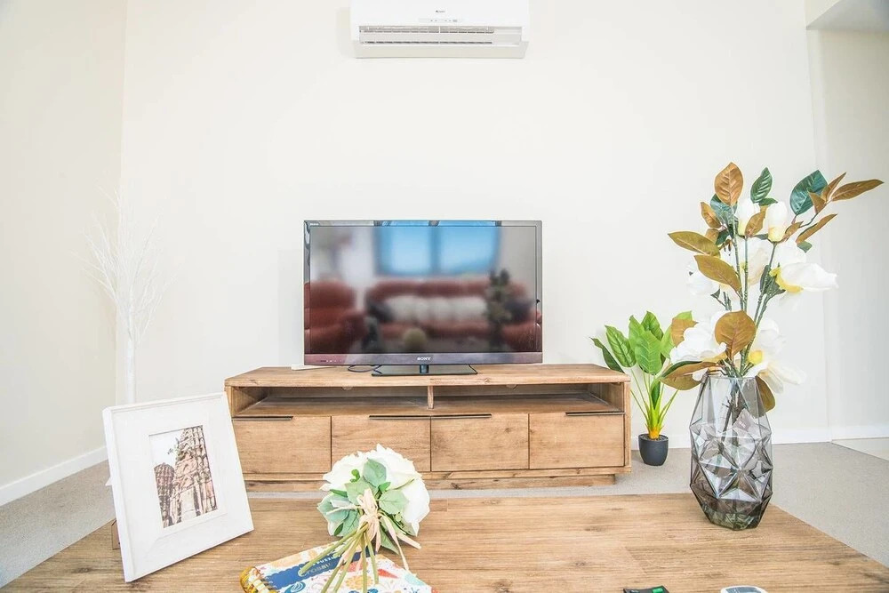 Spacious Central Apartment Walking Distance To Beach
