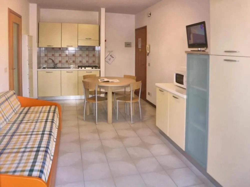 Convenient Beachside Studio With Pool