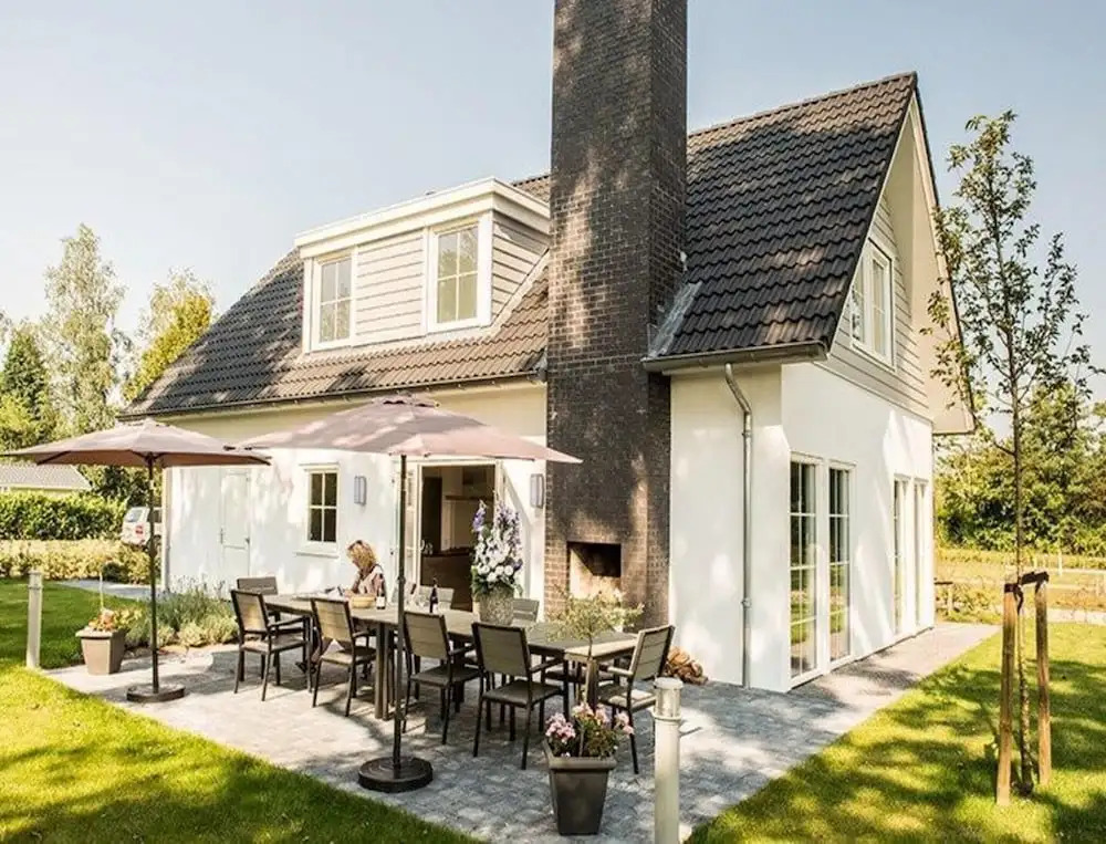 Spacious Holiday Park Villa for 10