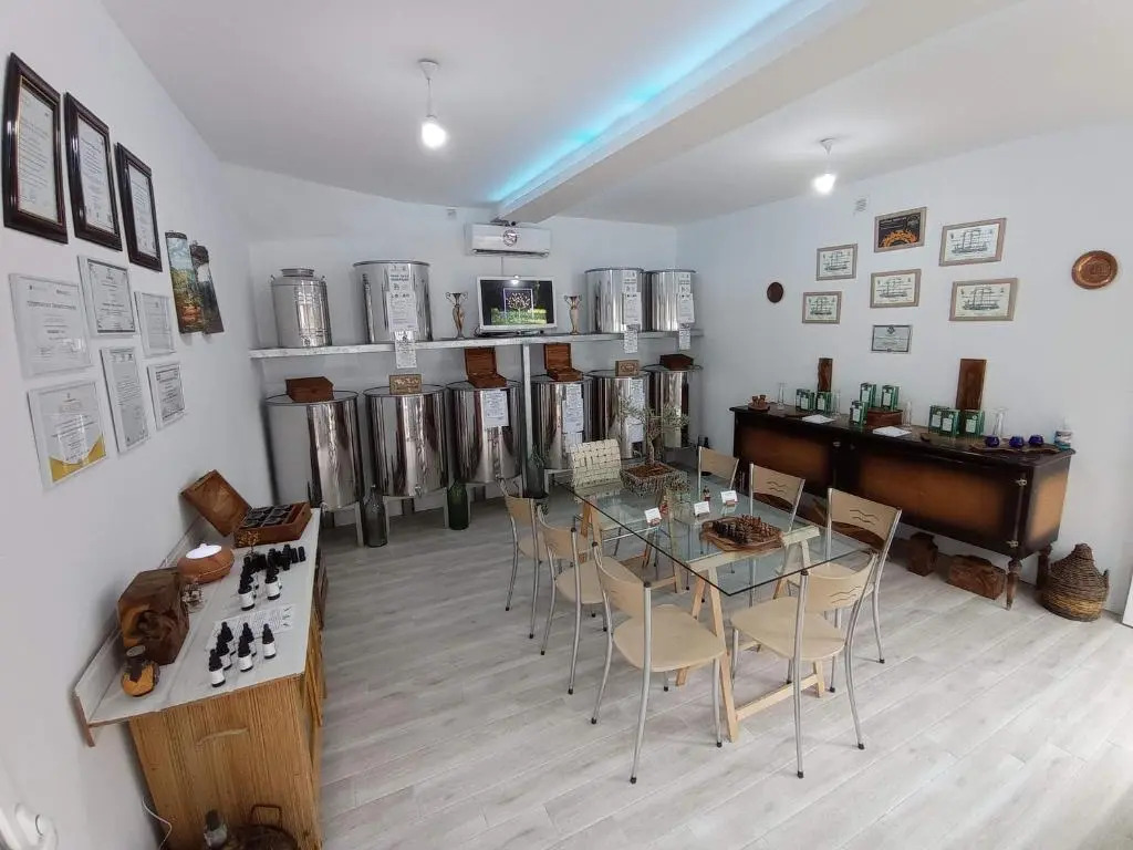 Kalderimi 'Olive Green' Traditional House