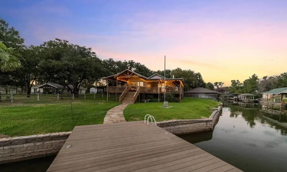 Lakefront Haven ~ 6 Mi to Historic Granbury Square
