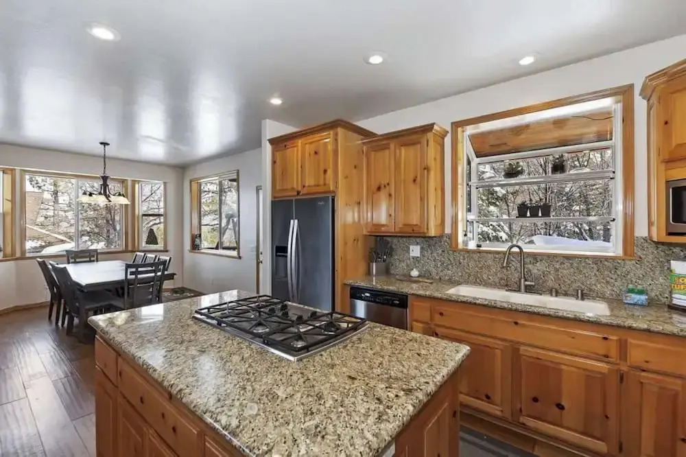 Zen Den by Avantstay Entertainers Home in Ideal Big Bear Location w/ Hot Tub