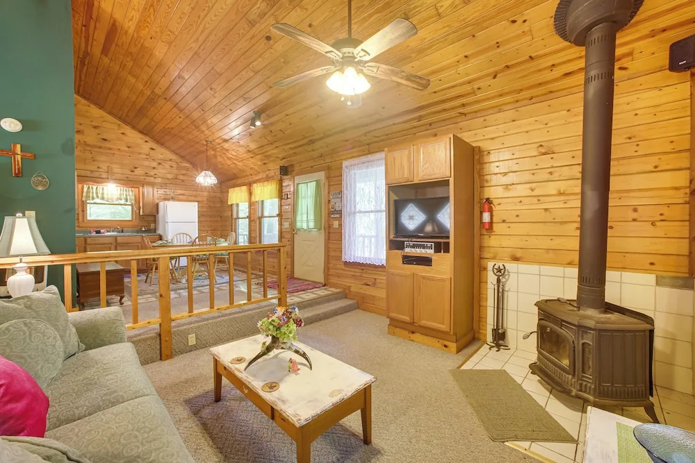 Eureka Springs Studio w/ Deck, Views & Bbq!