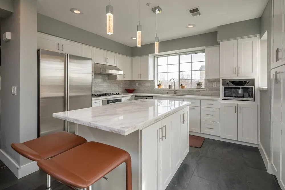 Posh Waterfront - 3 Br Condo