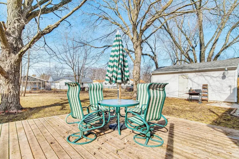 < 1 Mi to Route 66: Home w/ Large Yard!
