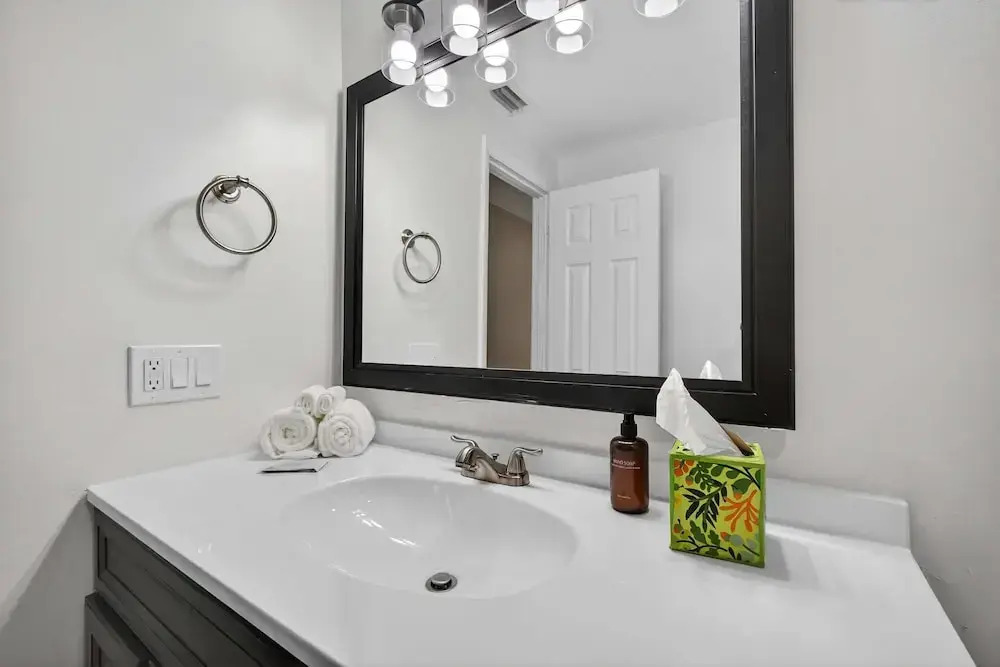 Luxury Meets Paradise Family-friendly 4BR w Pool
